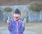 縄跳びを持つ女の子